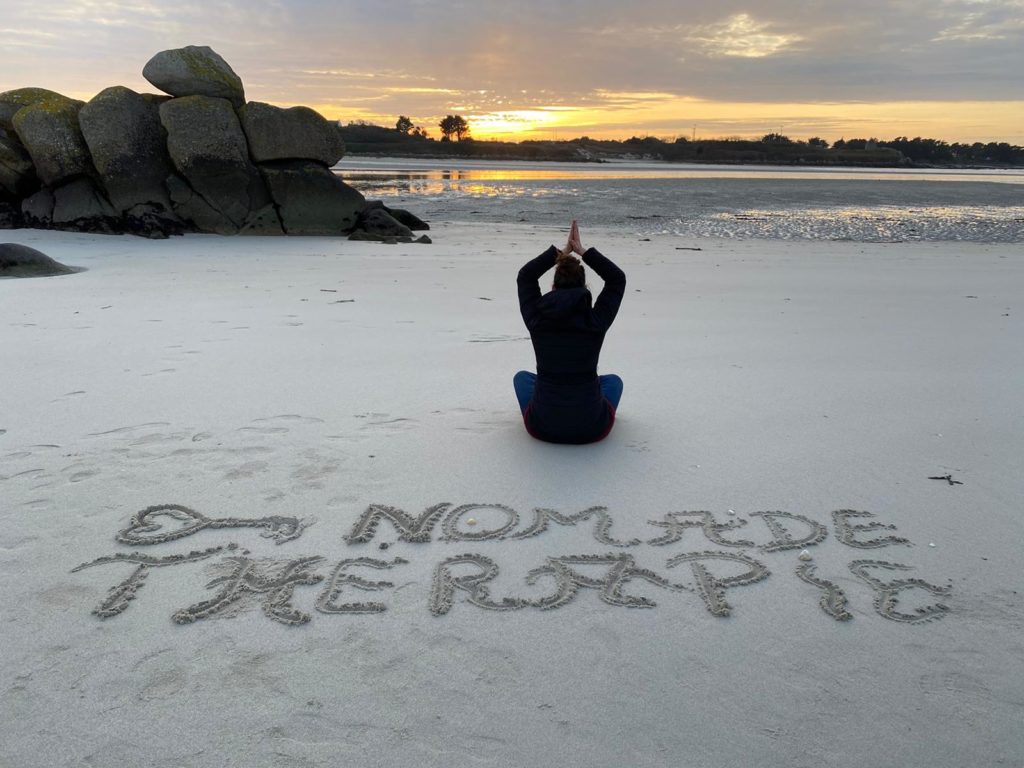 Gaëlle sur une plage à avec l'inscription "Nomade thérapie"