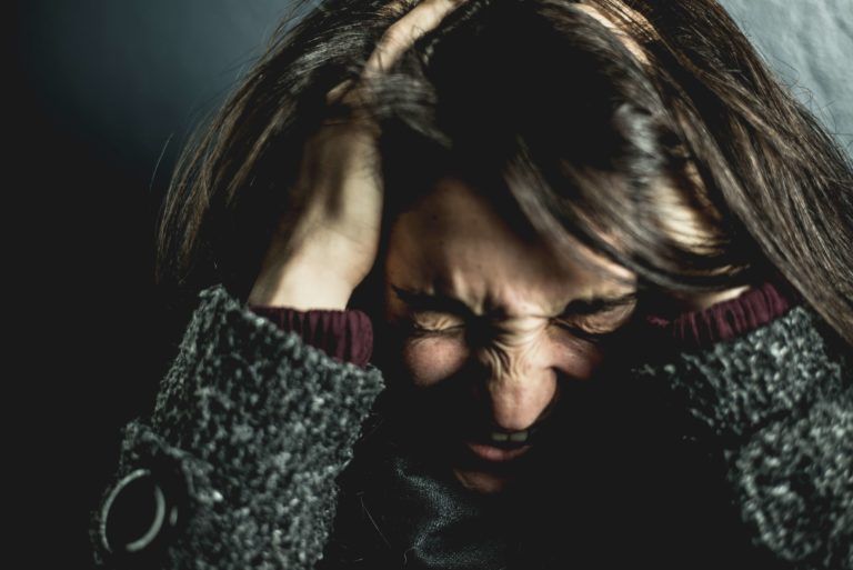 Femme qui a des blessures et s'arrache les cheveux